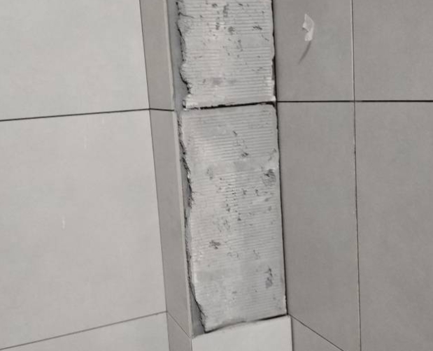 肇东瓷砖空鼓维修公司分享下瓷砖施工前基层浇水润湿程度不足，可能导致以下问题