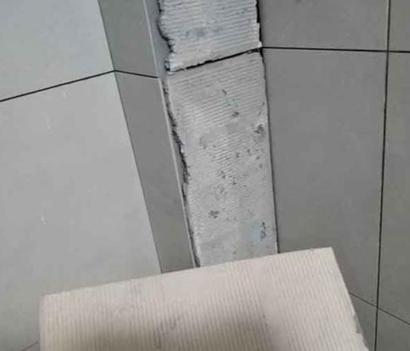 肇东瓷砖空鼓维修公司分享下厨房瓷砖脱落的补救措施。